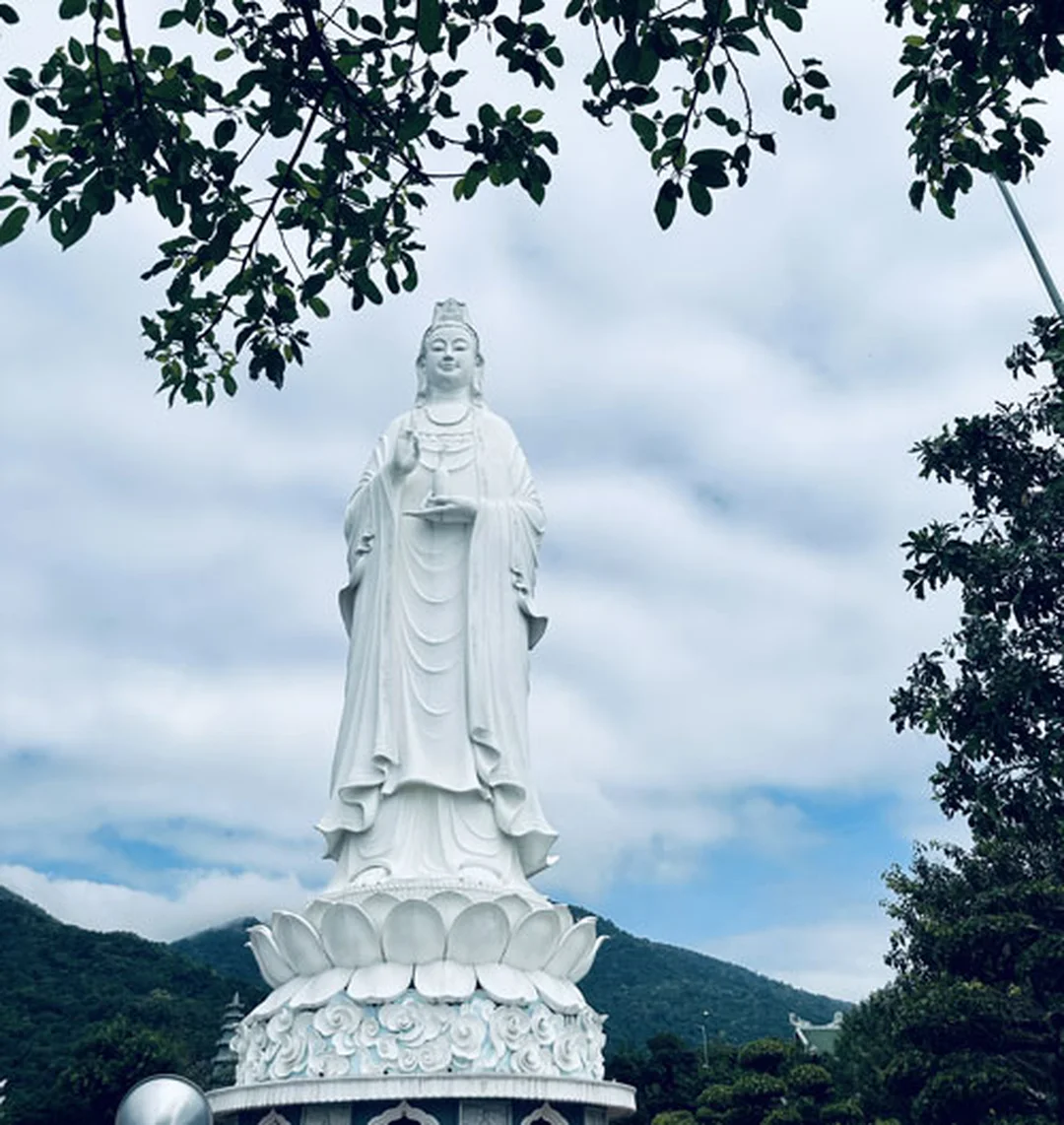 tượng quan âm chùa linh ứng đà nẵng hướng ra biển Đông