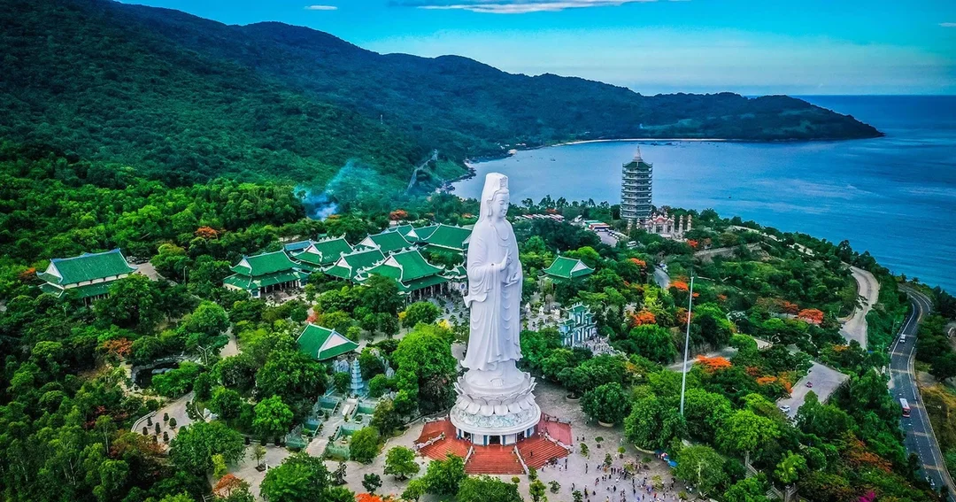 tượng quan âm chùa linh ứng hướng ra biển Đông