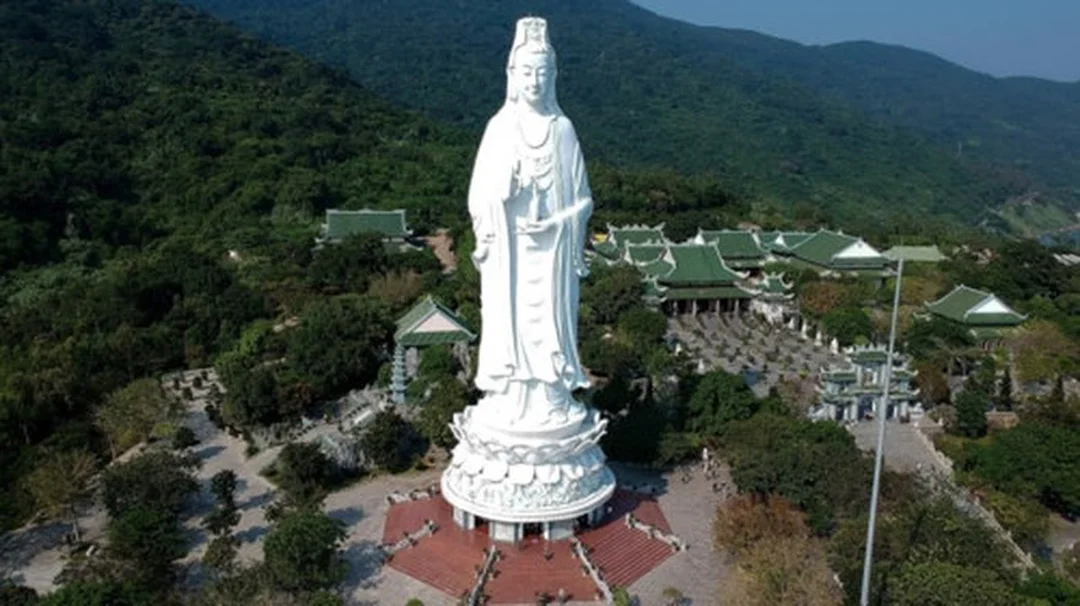 tượng quan âm chùa linh ứng nhìn từ bán đảo Sơn Trà