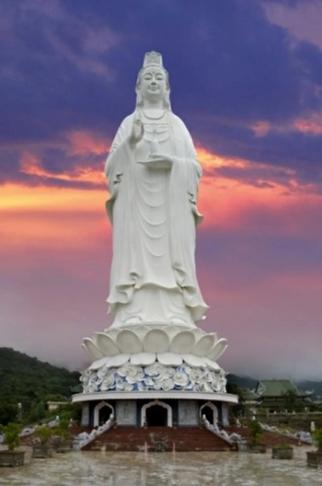 tượng quan âm chùa linh ứng trong khuôn viên chùa