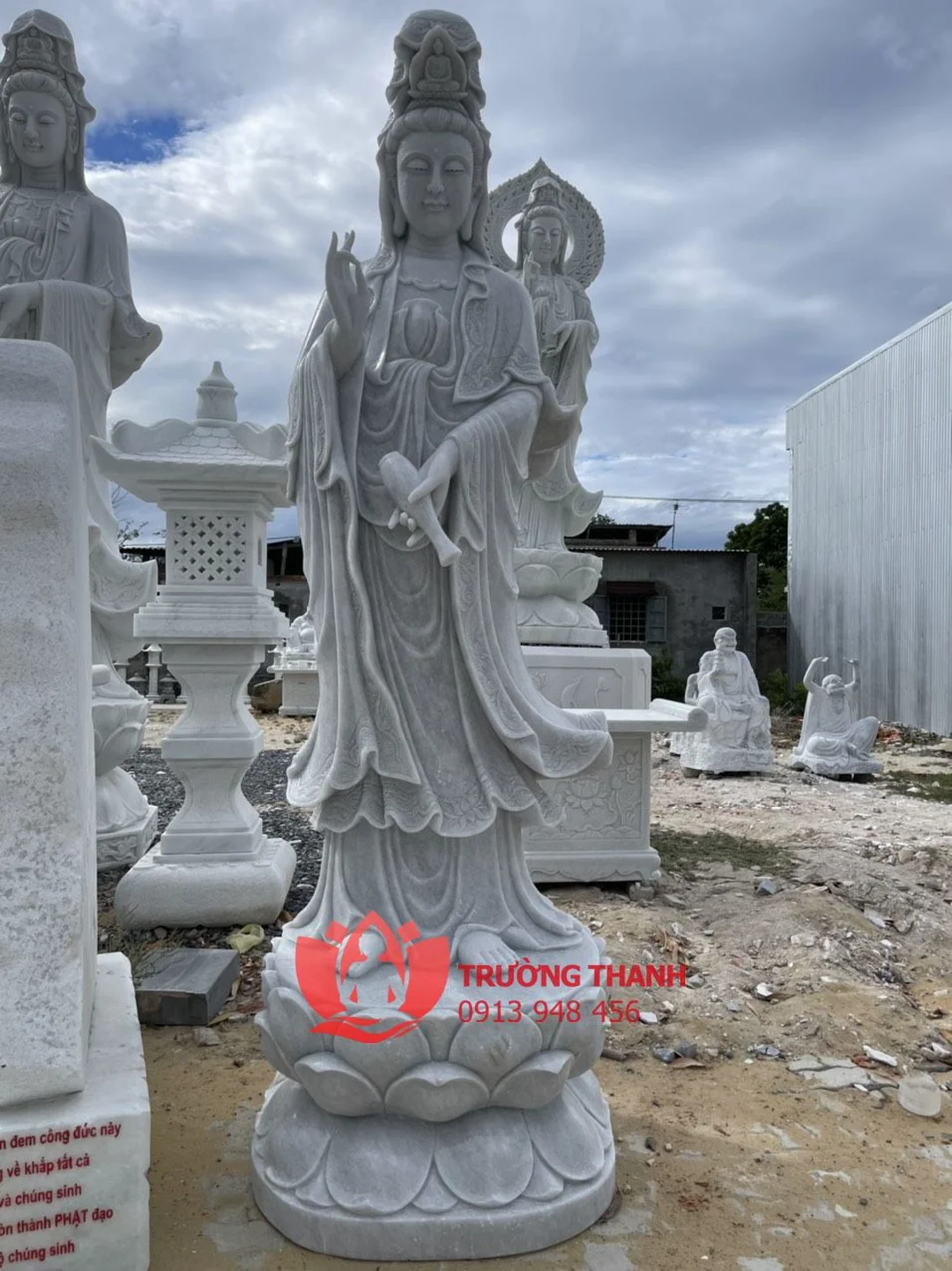 tượng quan âm đẹp bằng đá đứng trên đài sen tinh xảo