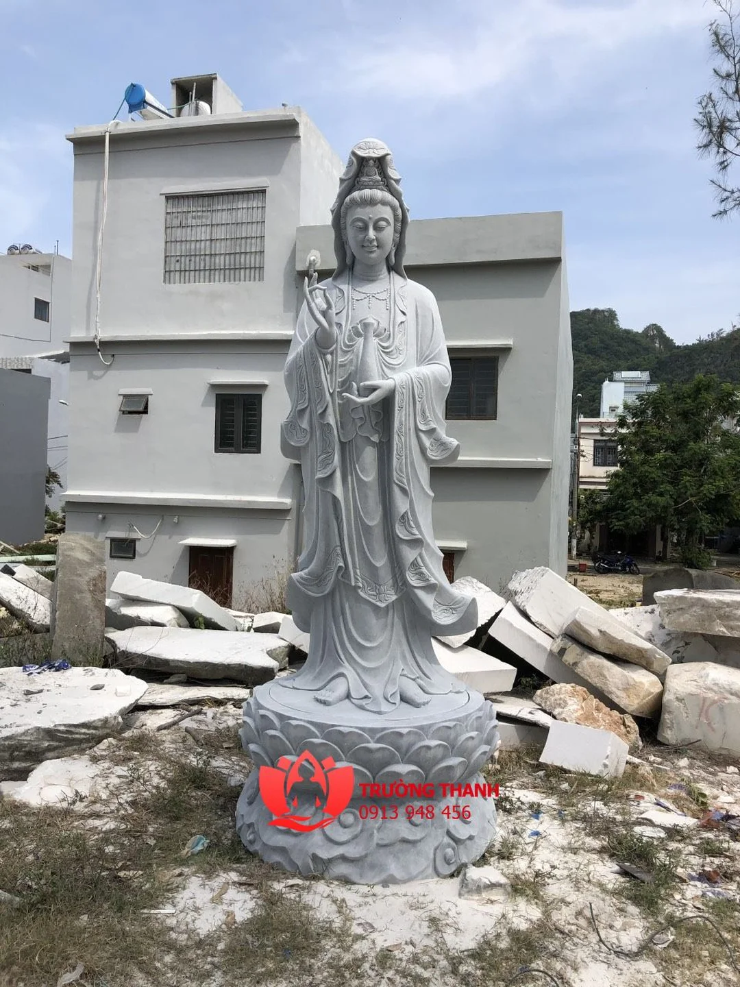 tượng quan âm đẹp bằng đá đứng trên đài sen