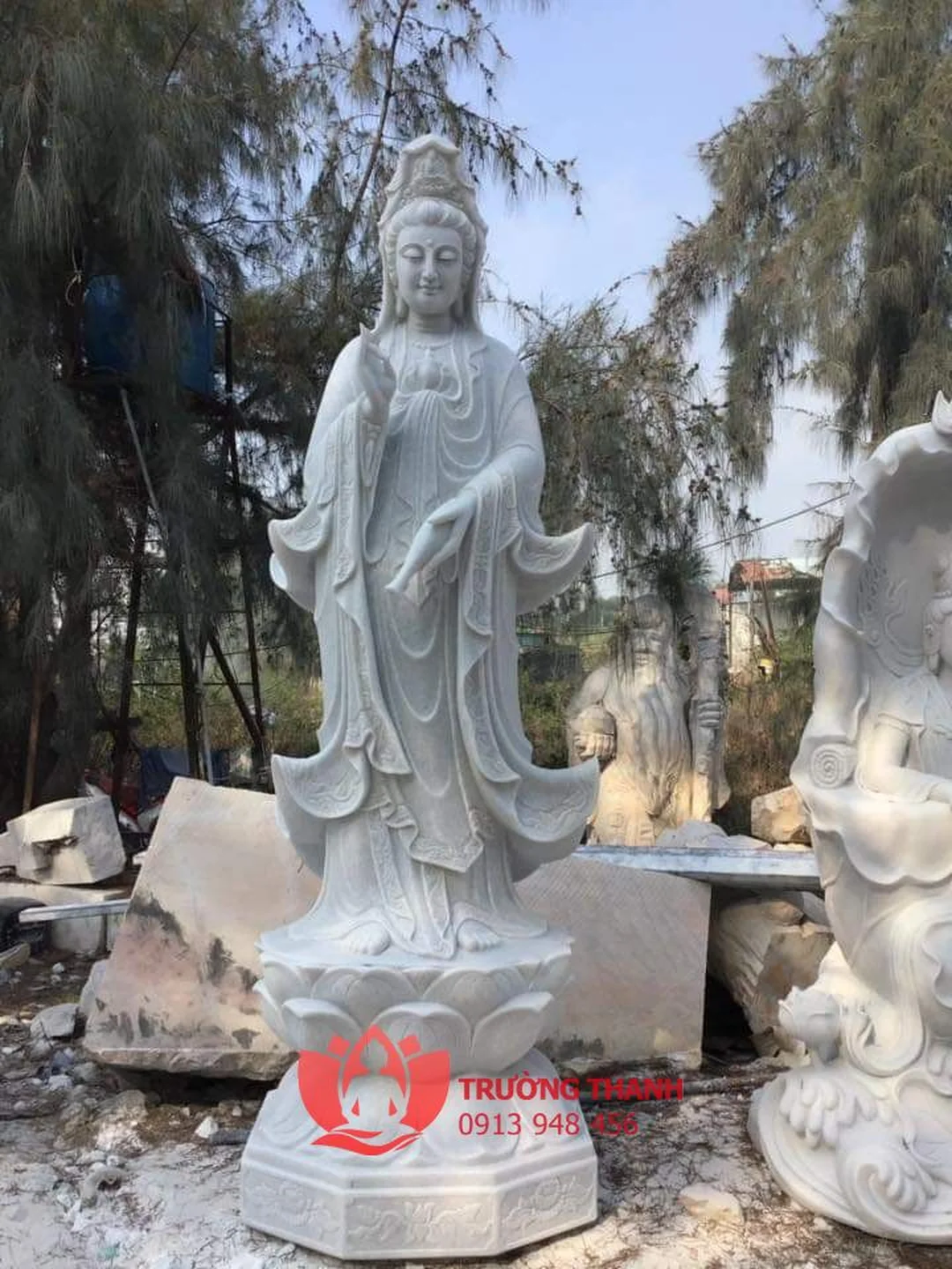 tượng quan âm đẹp dáng đứng trang nghiêm ngoài trời