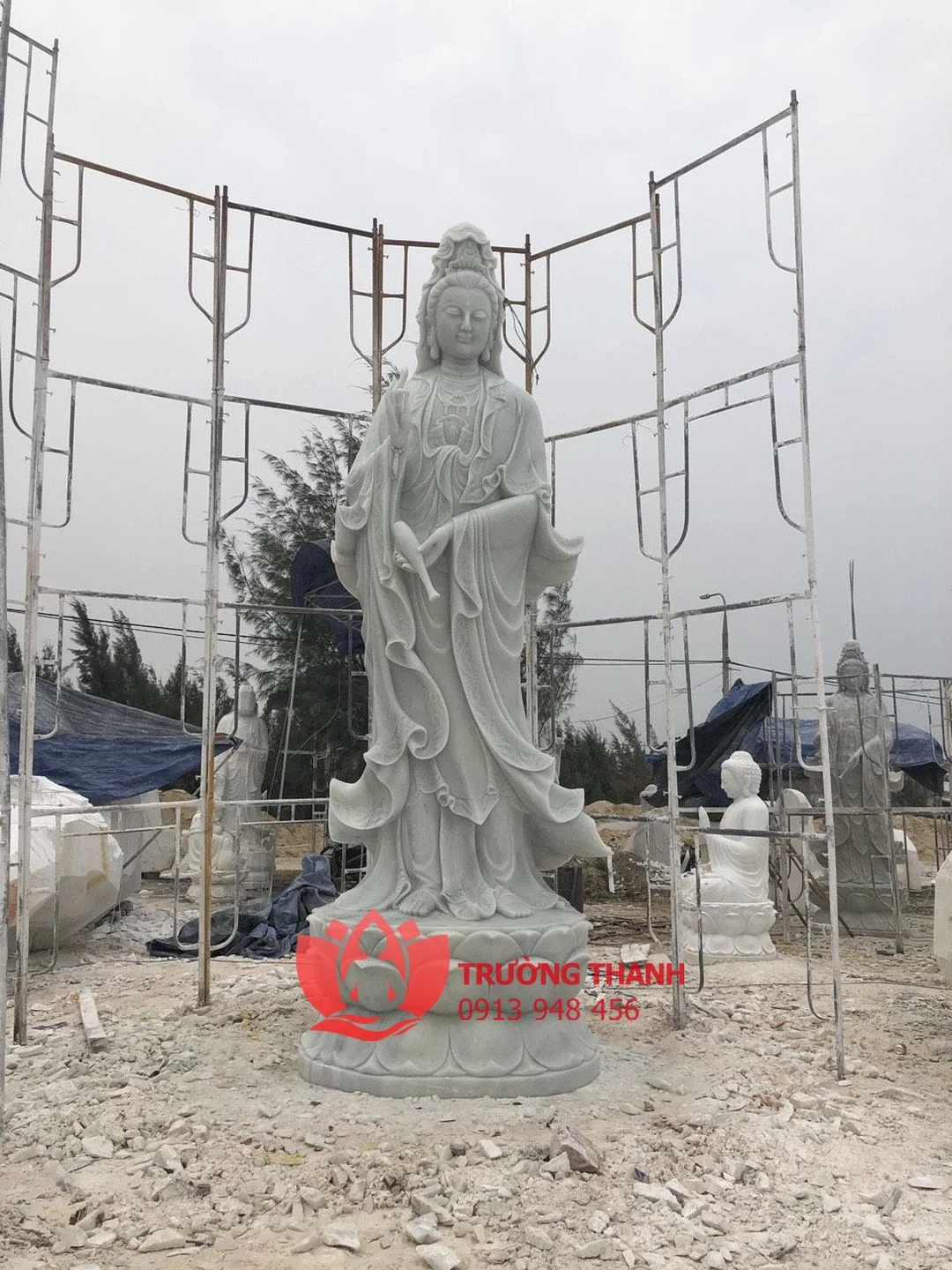 tượng quan âm đẹp đứng trên đài sen màu đá sáng
