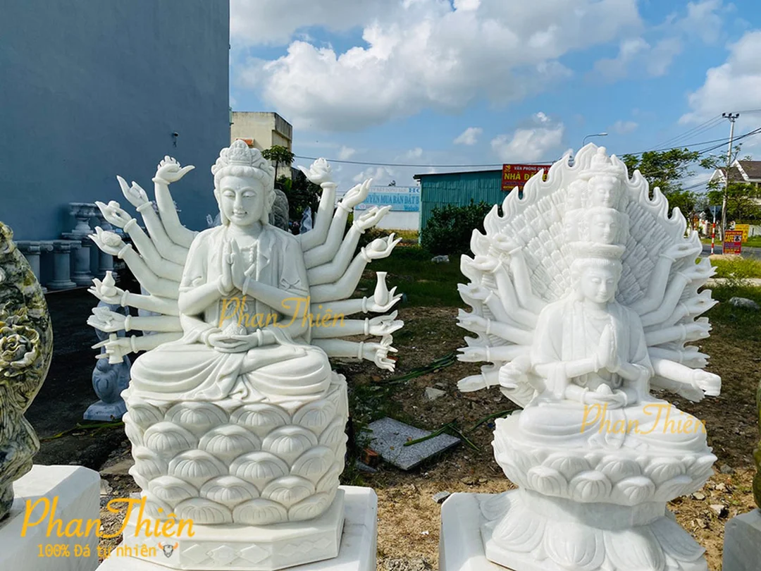 tượng quan âm thiên thủ bằng chất liệu sáng màu đặt trên đài sen