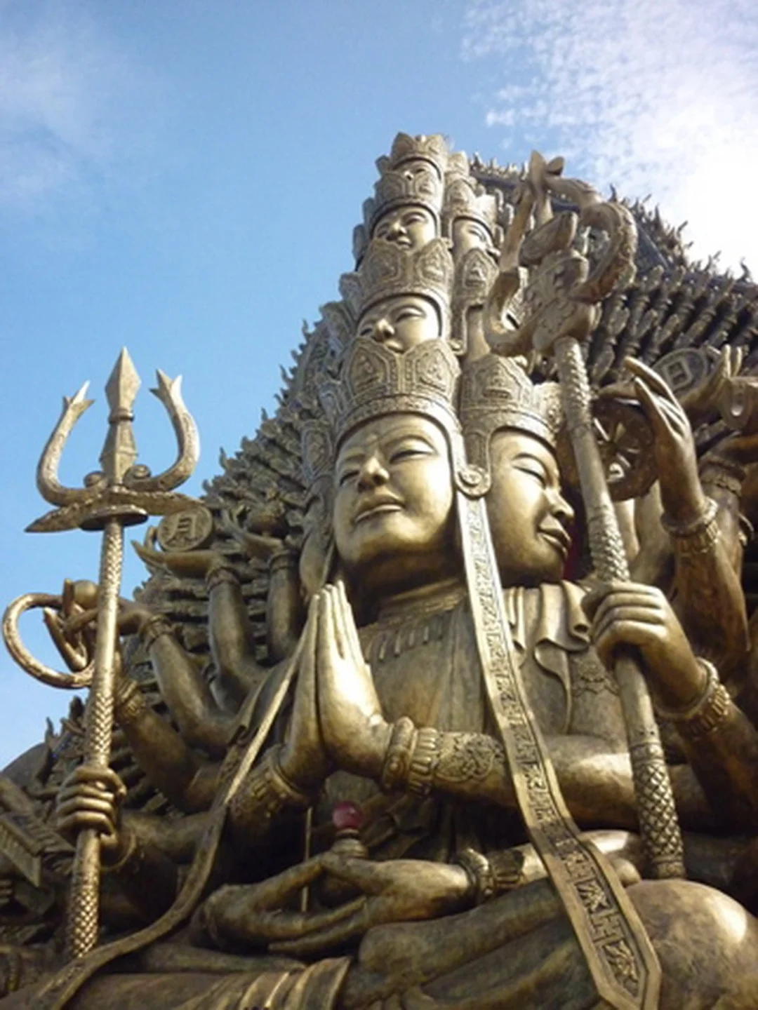 tượng quan âm thiên thủ trong khuôn viên thờ phụng lớn