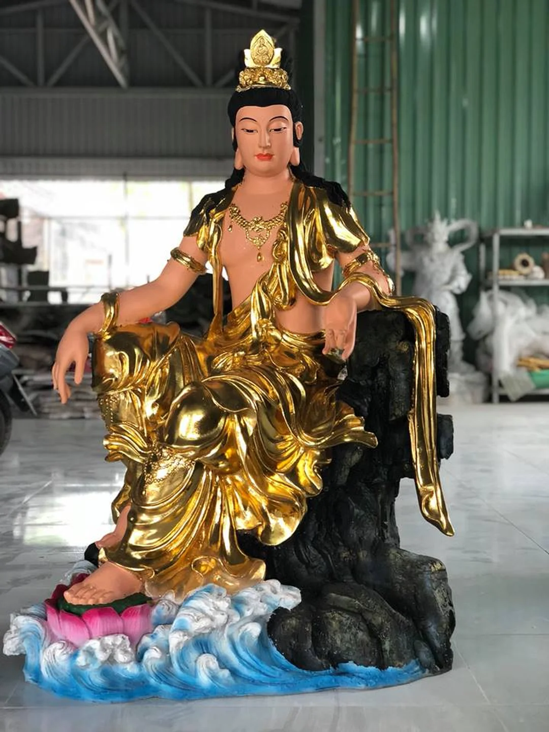 tượng quan âm tự tại đẹp đặt trong không gian thờ thanh tịnh