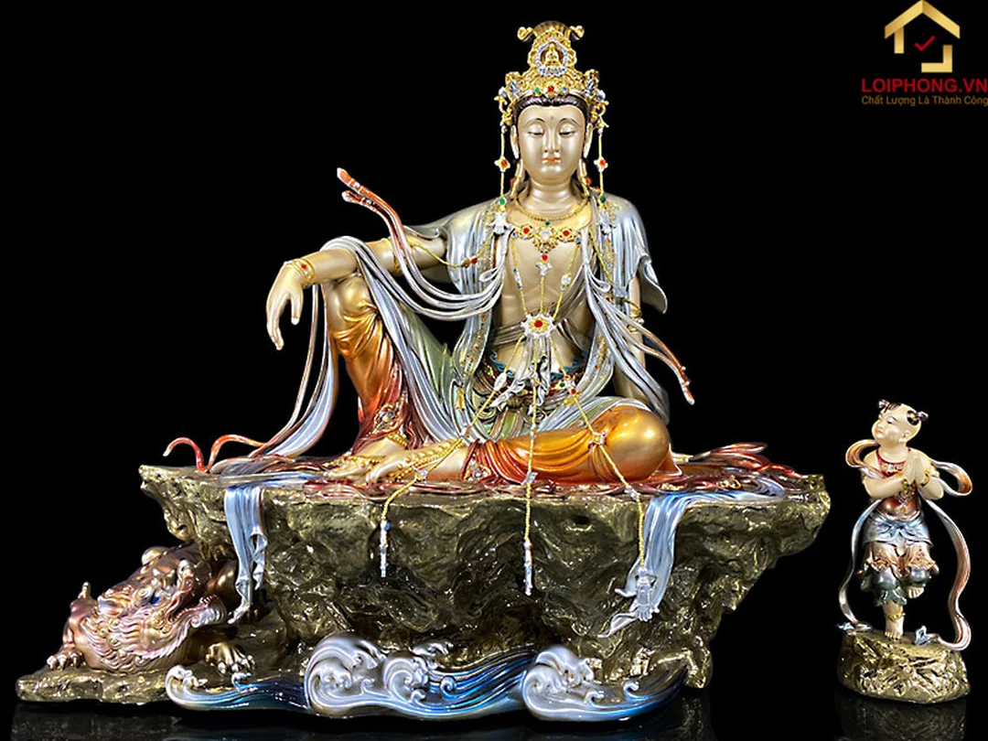 tượng quan âm tự tại đẹp màu trắng đặt trên nền trang nghiêm