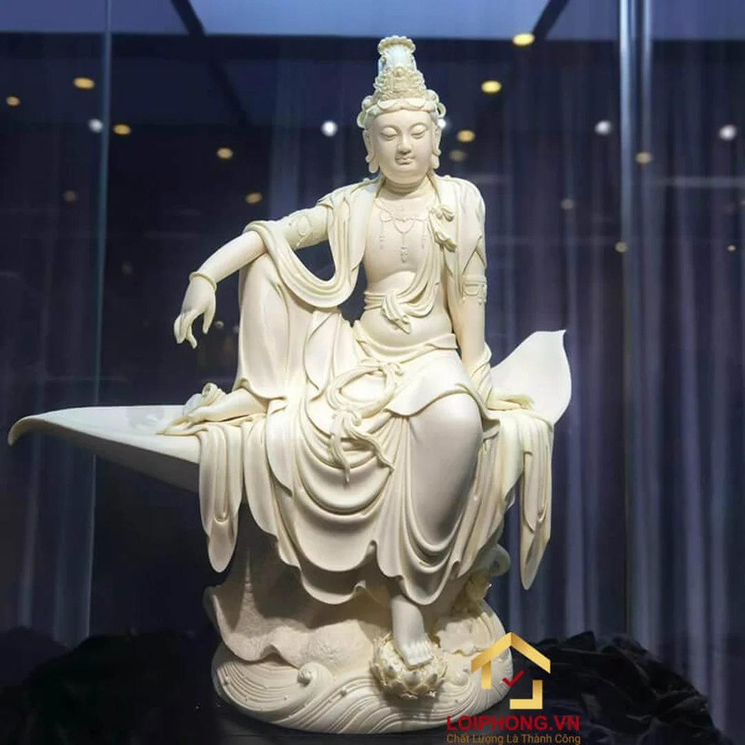 tượng quan âm tự tại màu trắng viền vàng đặt trong phòng thờ
