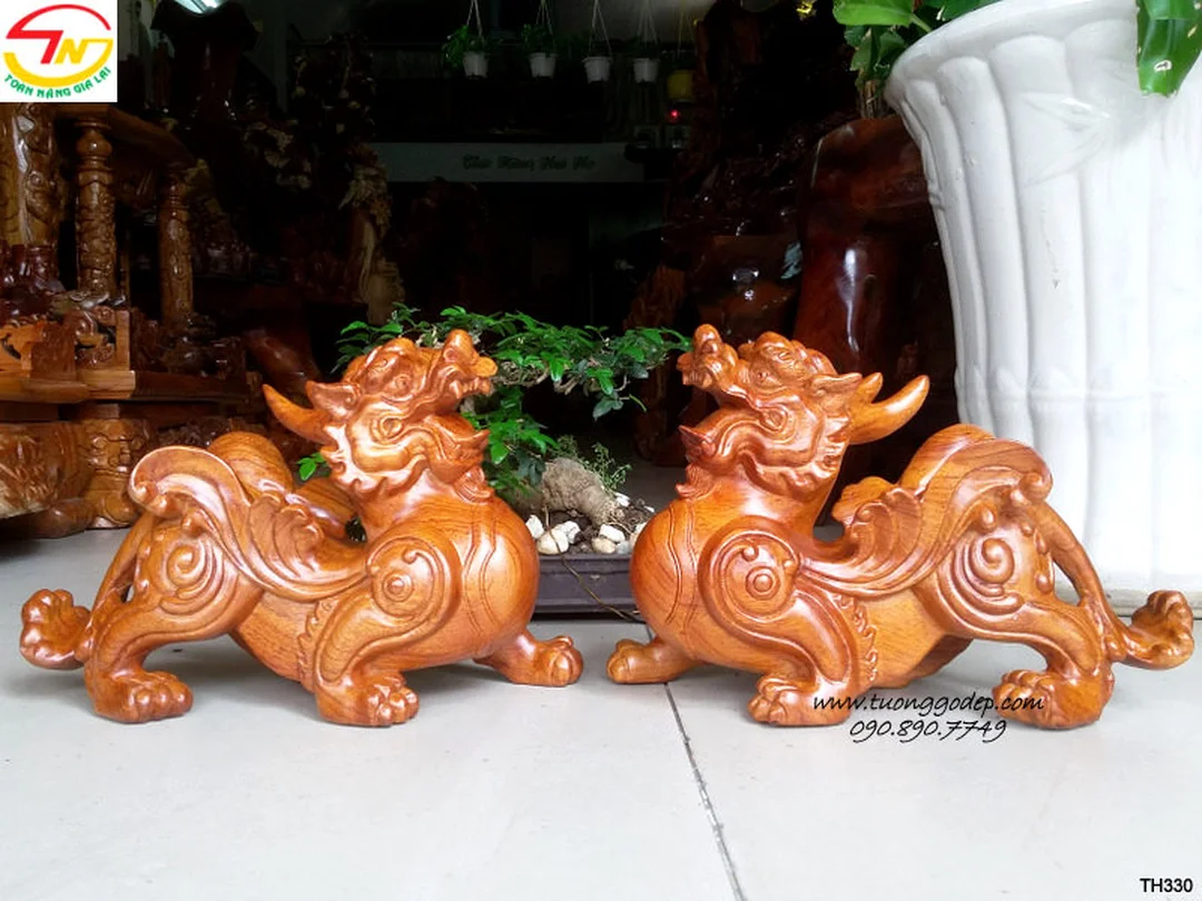 tỳ hưu chiêu tài gỗ hương đặt trong nhà