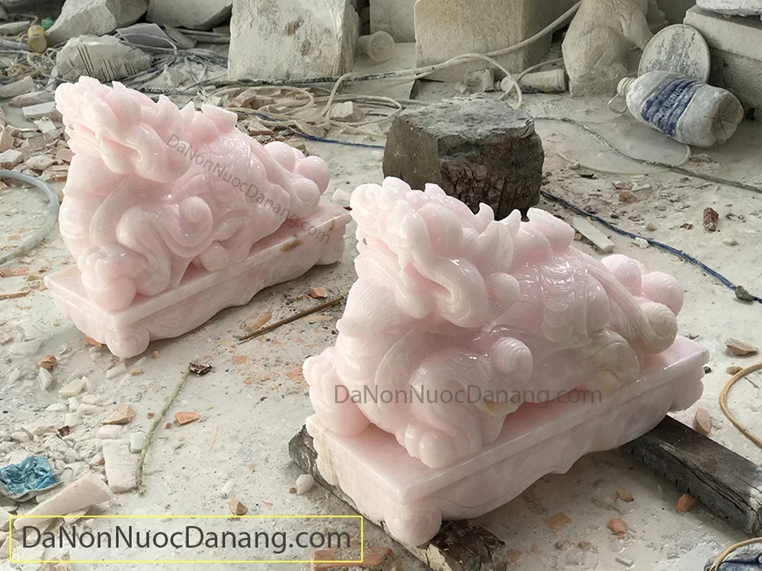 tỳ hưu đá ngọc hồng onyx đặt trên đế vàng