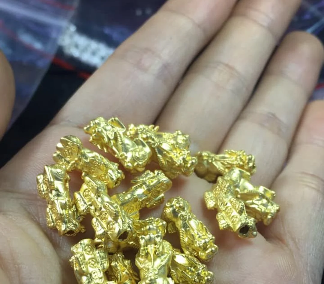 tỳ hưu vàng 18k pnj và lắc tay phong thủy dây đỏ