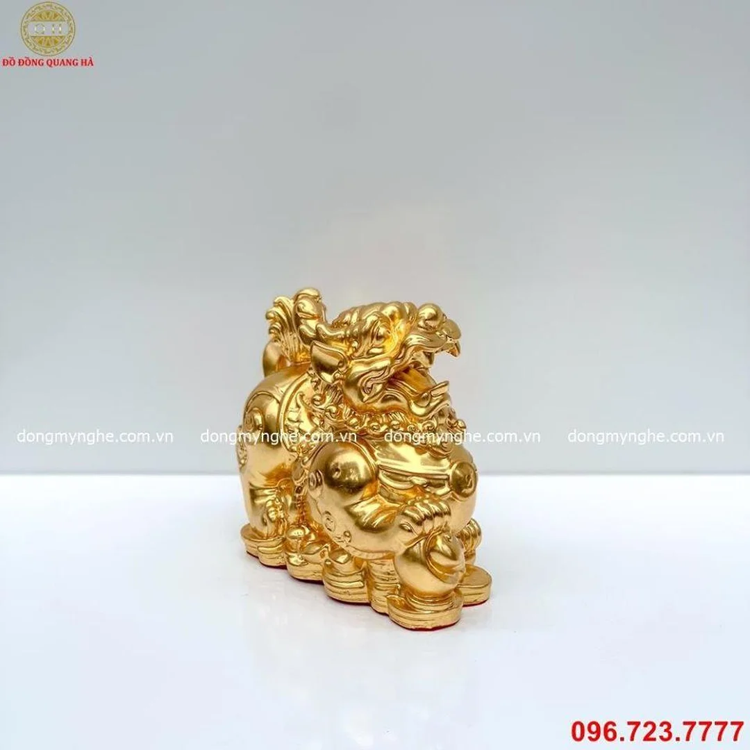 tỳ hưu vàng 24k đặt trên đế đồng xu phong thủy