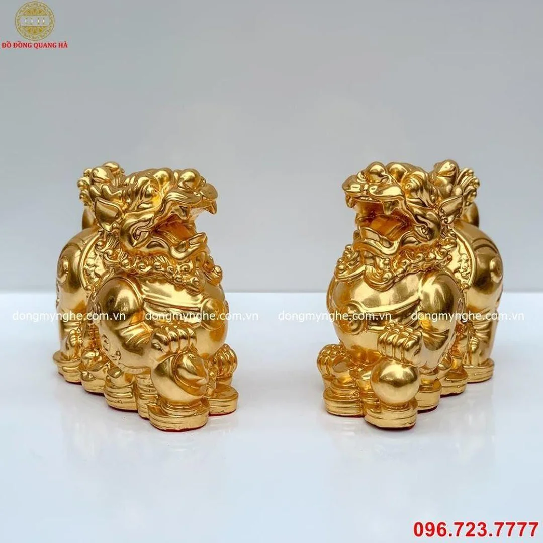 tỳ hưu vàng 24k mạ sáng bóng trên nền trưng bày