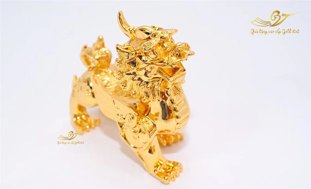 tỳ hưu vàng phong thủy đặt trong không gian trưng bày