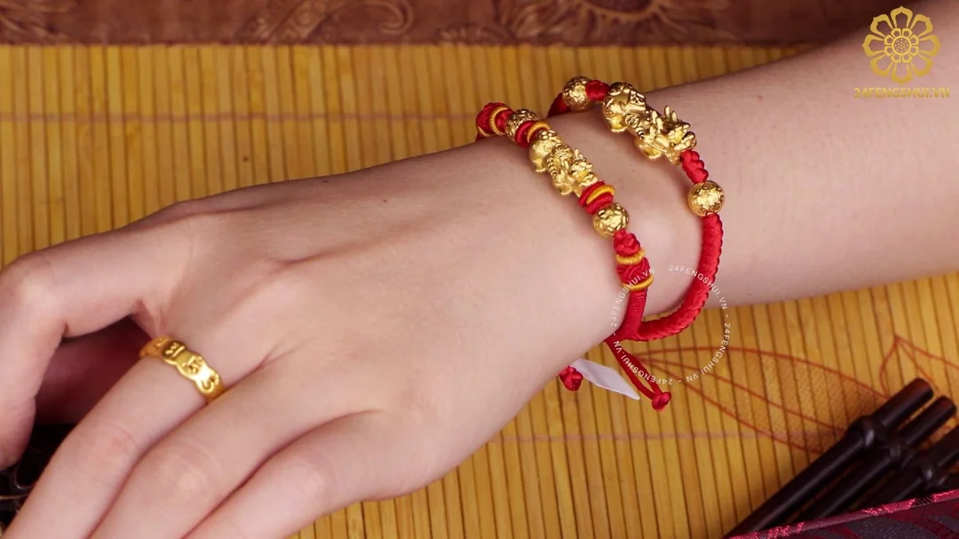 Video vòng tay phong thủy charm tỳ hưu vàng 24k