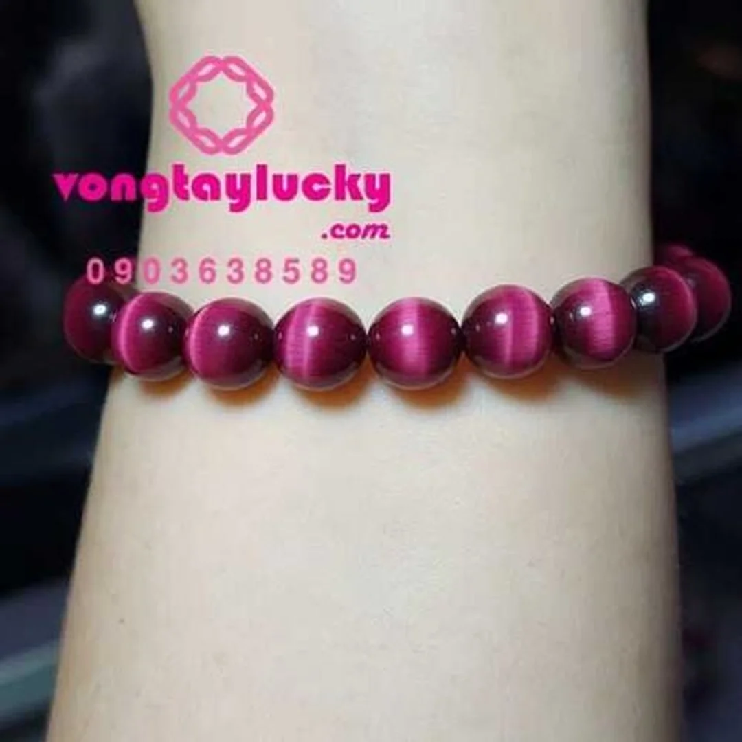vòng đá mắt hổ hồng 10mm cận cảnh hạt bóng