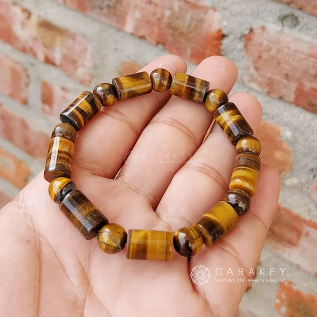 vòng đá mắt hổ vàng nâu phối charm trên cổ tay