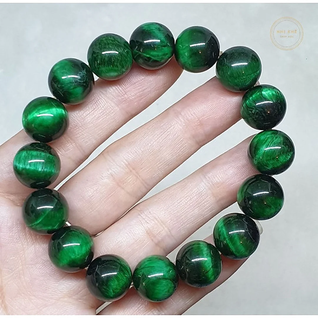 Vòng tay đá mắt hổ xanh lục phối trang phục thường ngày