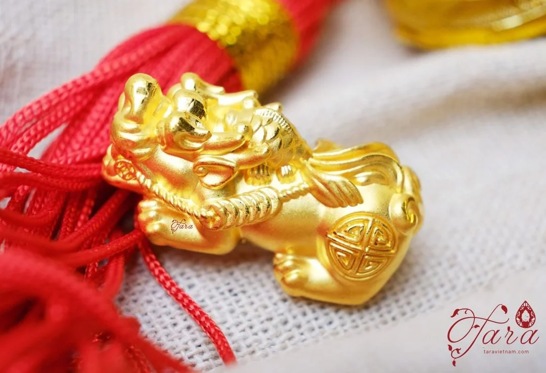 vòng tay phong thủy gắn charm tỳ hưu vàng 24k
